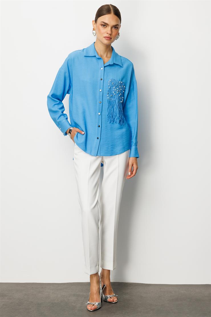 Modailgi  Güpür ve İnci Aksesuar Detaylı Düşük Omuzlu Ara Boy Oversize Gömlek Mavi