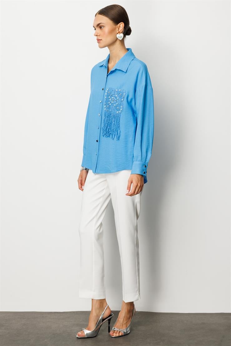 Modailgi  Güpür ve İnci Aksesuar Detaylı Düşük Omuzlu Ara Boy Oversize Gömlek Mavi