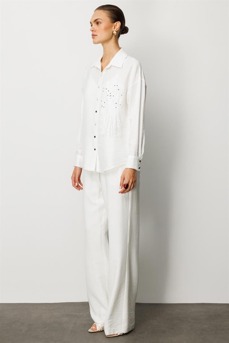 Modailgi  Güpür ve İnci Aksesuar Detaylı Düşük Omuzlu Ara Boy Oversize Gömlek Beyaz