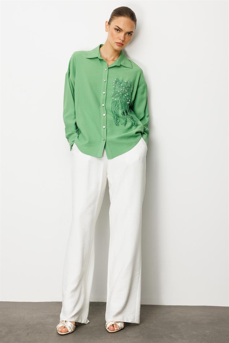 Modailgi  Güpür ve İnci Aksesuar Detaylı Düşük Omuzlu Ara Boy Oversize Gömlek Yeşil