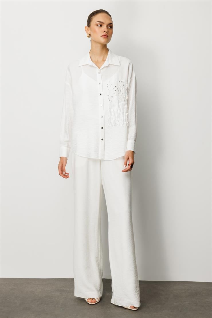 Modailgi  Güpür ve İnci Aksesuar Detaylı Düşük Omuzlu Ara Boy Oversize Gömlek Beyaz