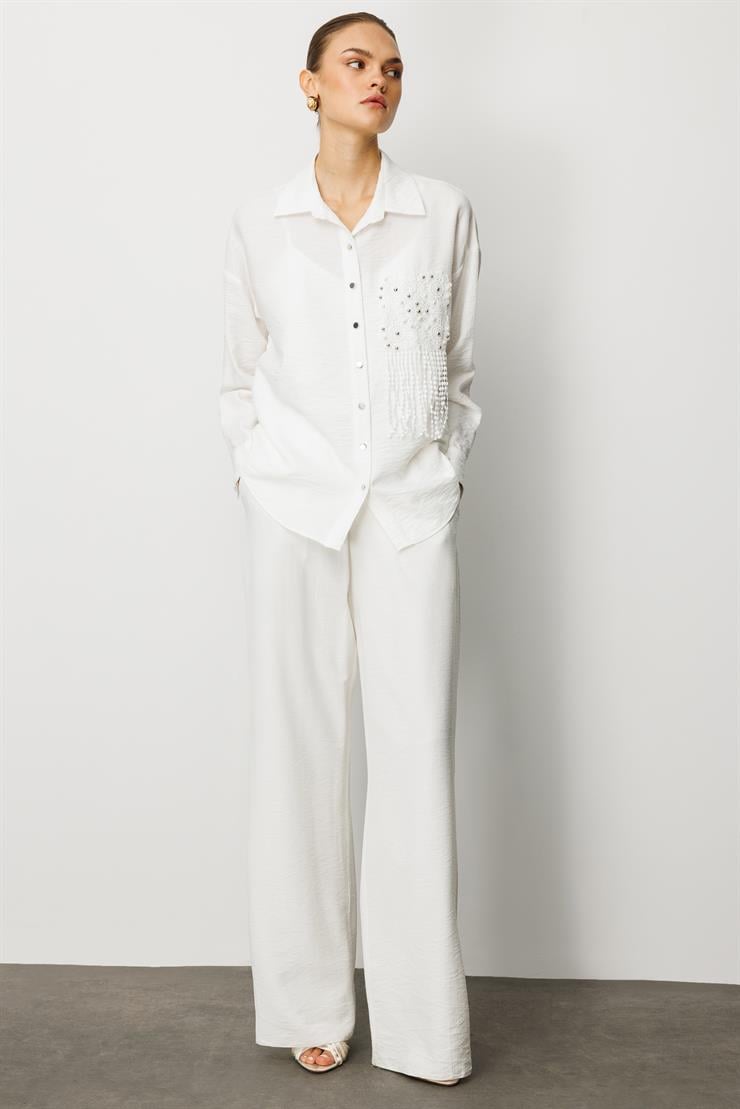 Modailgi  Güpür ve İnci Aksesuar Detaylı Düşük Omuzlu Ara Boy Oversize Gömlek Beyaz