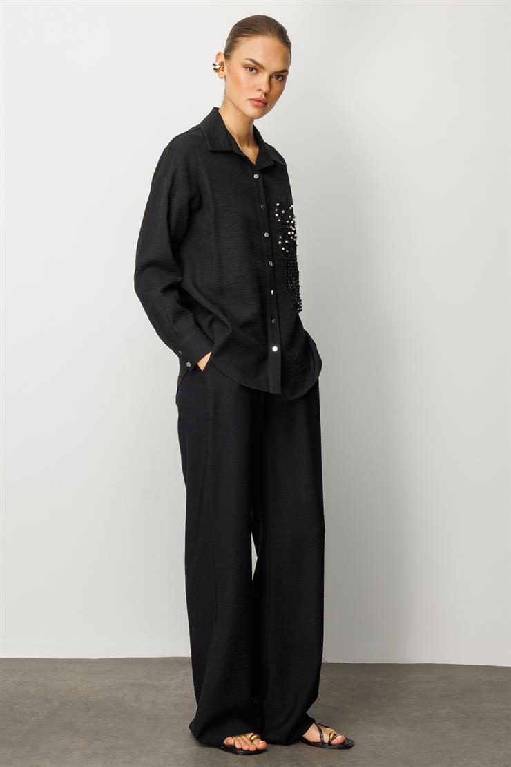 Modailgi  Güpür ve İnci Aksesuar Detaylı Düşük Omuzlu Ara Boy Oversize Gömlek Siyah