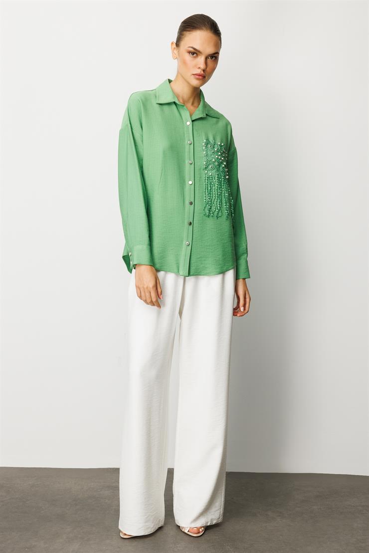 Modailgi  Güpür ve İnci Aksesuar Detaylı Düşük Omuzlu Ara Boy Oversize Gömlek Yeşil
