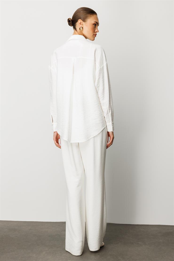 Modailgi  Güpür ve İnci Aksesuar Detaylı Düşük Omuzlu Ara Boy Oversize Gömlek Beyaz