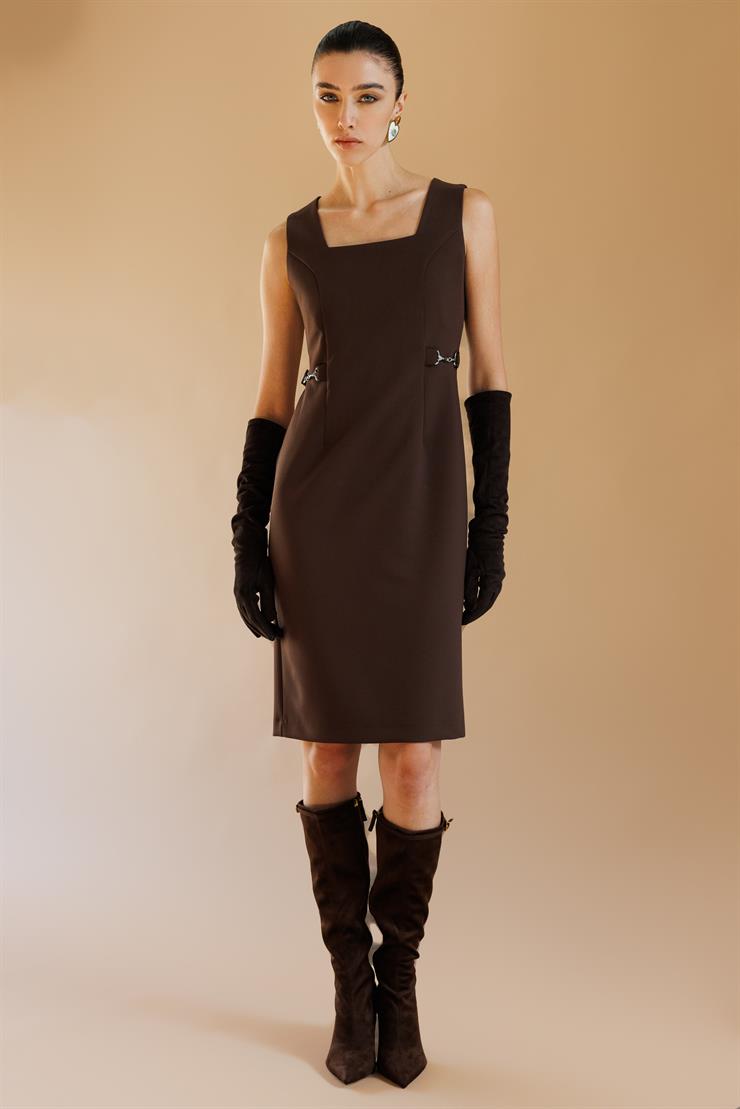 Modailgi  Kare Yaka Belde Aksesuar Detaylı Kolsuz Jile Elbise Kahve