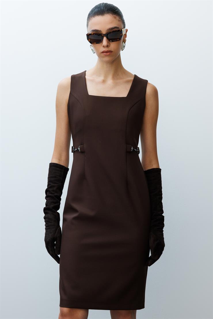 Modailgi  Kare Yaka Belde Aksesuar Detaylı Kolsuz Jile Elbise Kahve