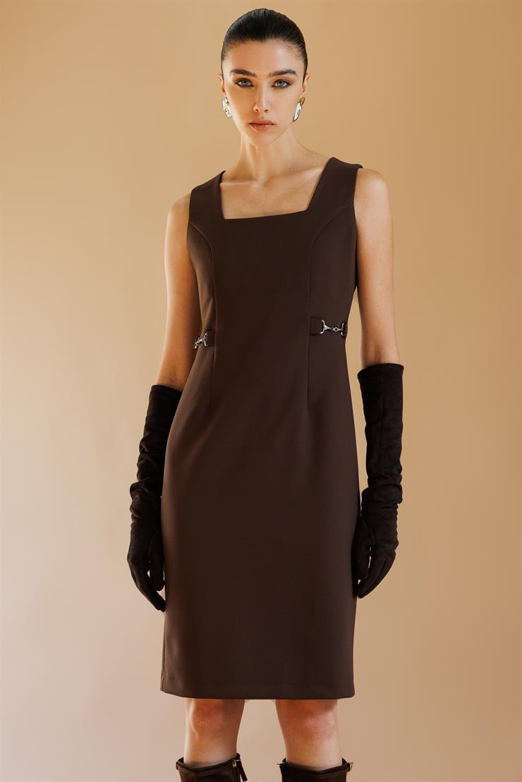 Modailgi  Kare Yaka Belde Aksesuar Detaylı Kolsuz Jile Elbise Kahve