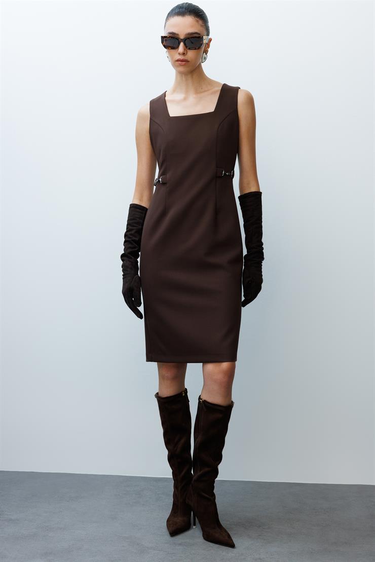 Modailgi  Kare Yaka Belde Aksesuar Detaylı Kolsuz Jile Elbise Kahve