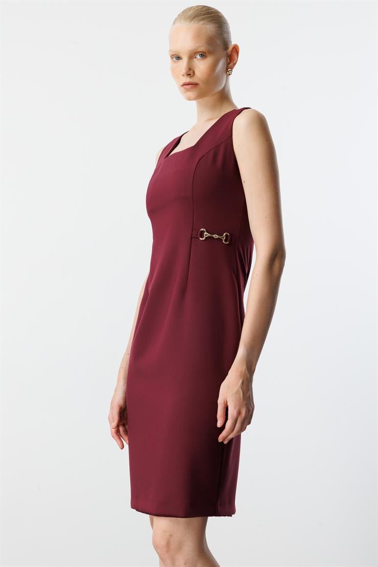 Modailgi  Kare Yaka Belde Aksesuar Detaylı Kolsuz Jile Elbise Bordo