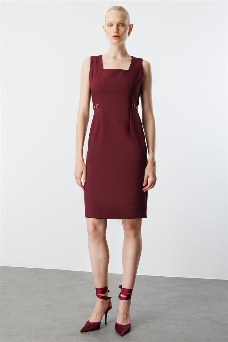 Modailgi  Kare Yaka Belde Aksesuar Detaylı Kolsuz Jile Elbise Bordo