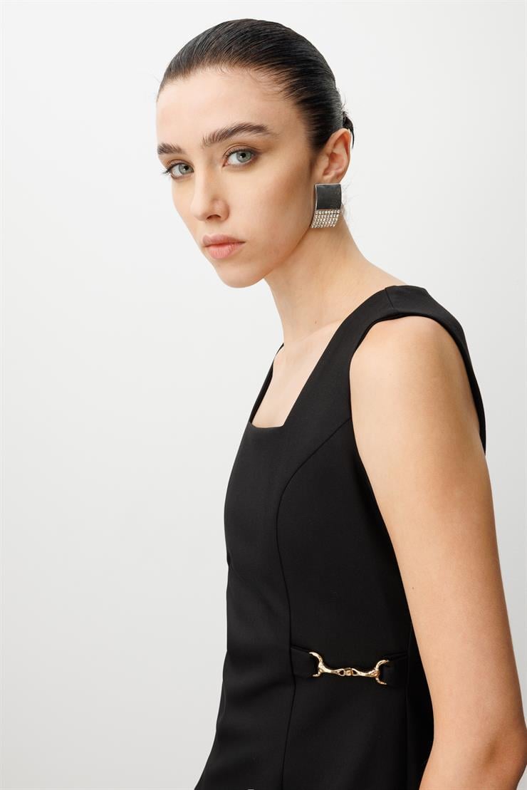 Modailgi  Kare Yaka Belde Aksesuar Detaylı Kolsuz Jile Elbise Siyah