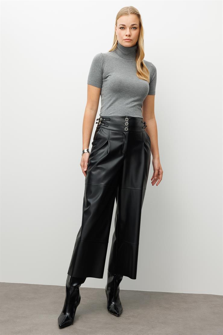 Modailgi  Kemer Kısmı Deri Toka Detaylı Yandan Cepli Pileli Ara Boy Pantolon Siyah