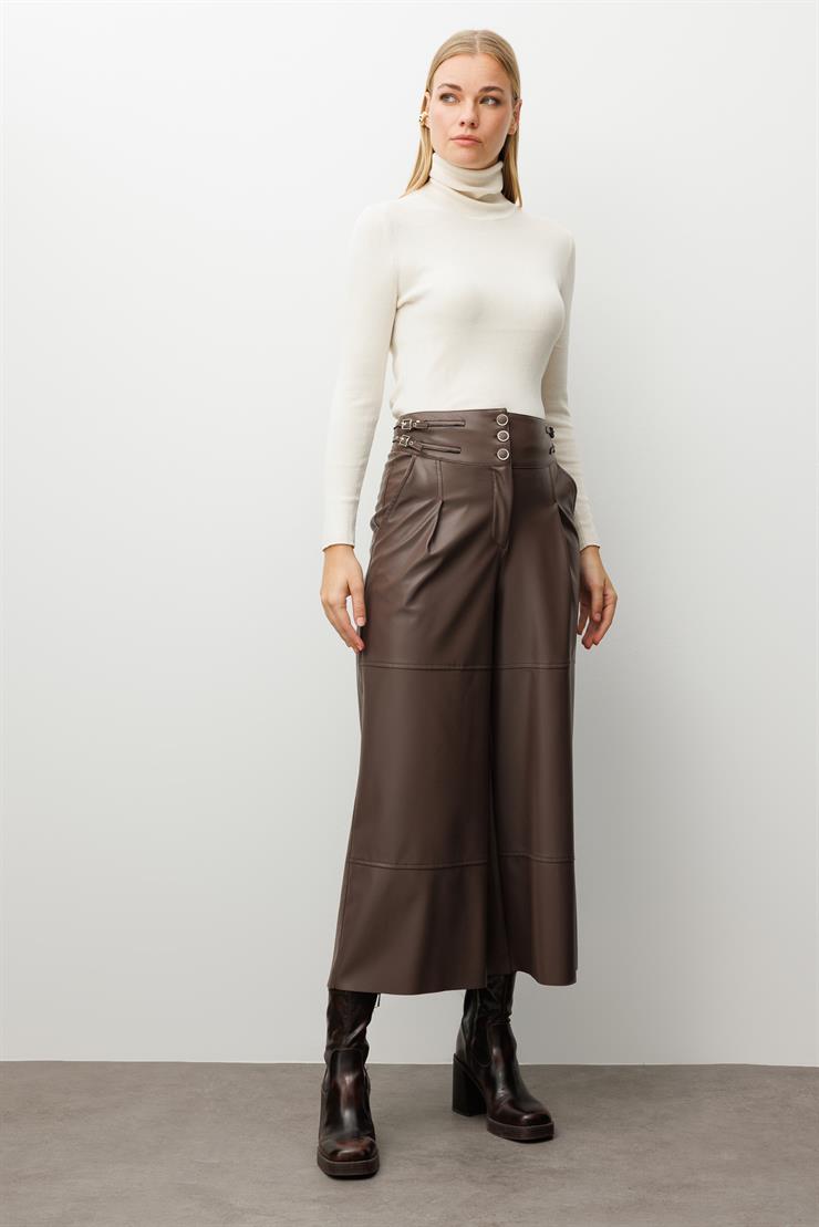 Modailgi  Kemer Kısmı Deri Toka Detaylı Yandan Cepli Pileli Ara Boy Pantolon Kahve