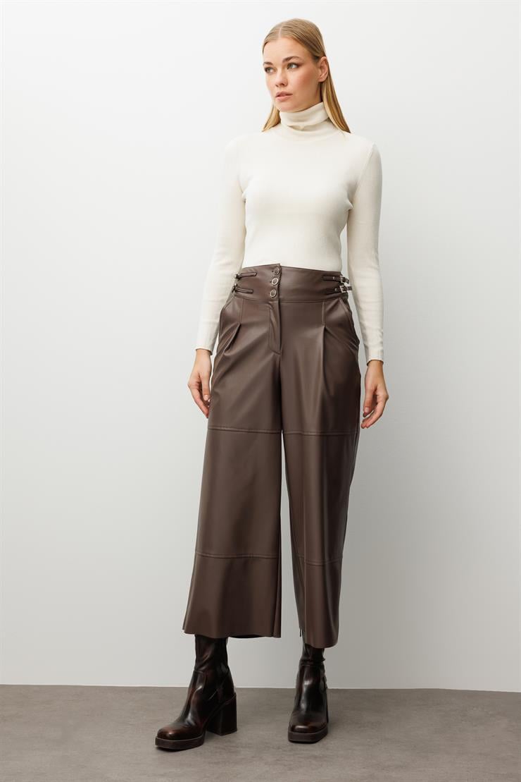 Modailgi  Kemer Kısmı Deri Toka Detaylı Yandan Cepli Pileli Ara Boy Pantolon Kahve