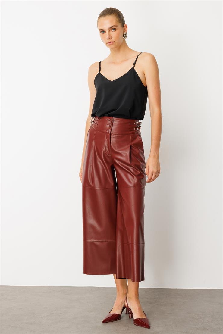 Modailgi  Kemer Kısmı Deri Toka Detaylı Yandan Cepli Pileli Ara Boy Pantolon Bordo