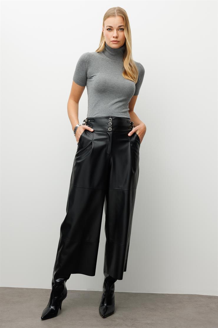 Modailgi  Kemer Kısmı Deri Toka Detaylı Yandan Cepli Pileli Ara Boy Pantolon Siyah