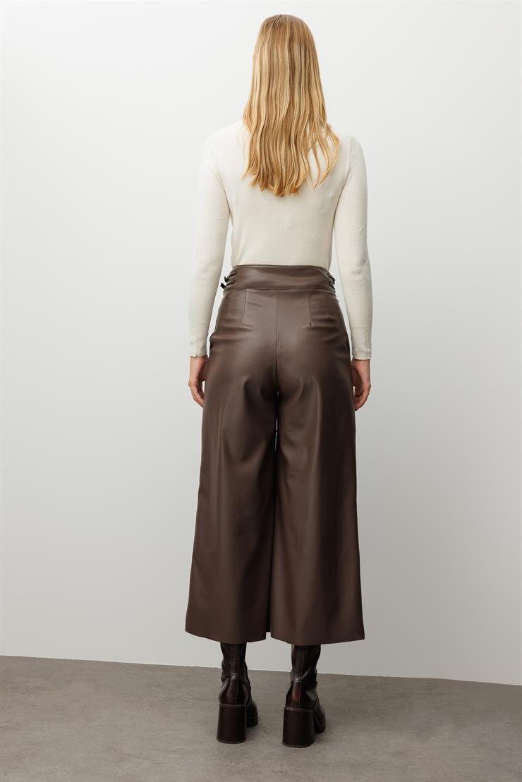 Modailgi  Kemer Kısmı Deri Toka Detaylı Yandan Cepli Pileli Ara Boy Pantolon Kahve