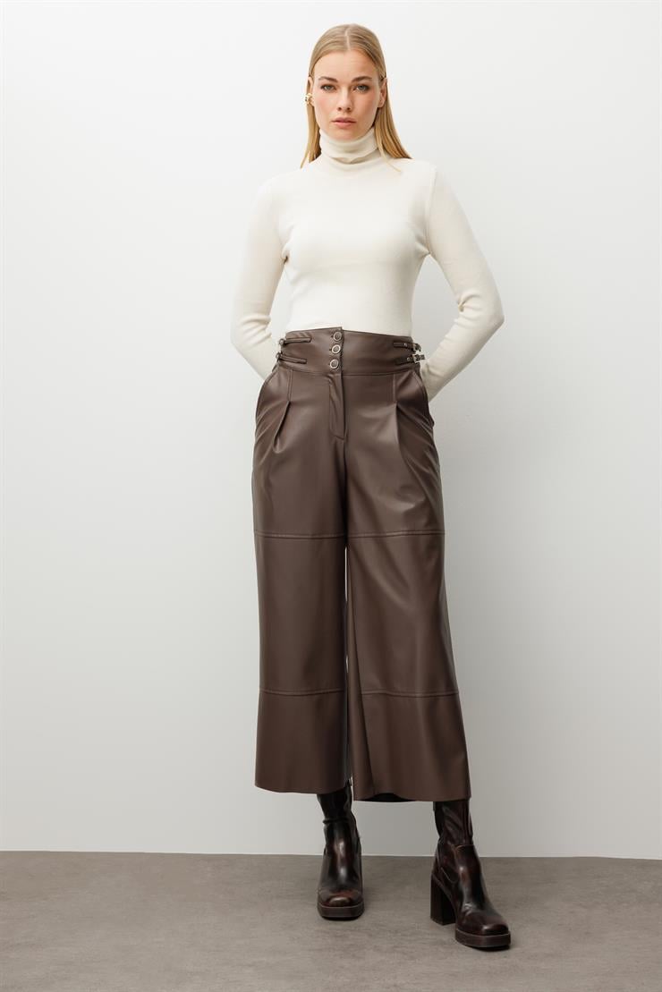 Modailgi  Kemer Kısmı Deri Toka Detaylı Yandan Cepli Pileli Ara Boy Pantolon Kahve