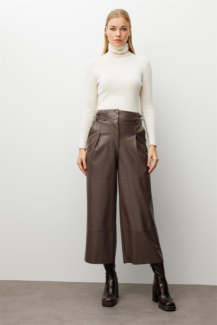 Modailgi  Kemer Kısmı Deri Toka Detaylı Yandan Cepli Pileli Ara Boy Pantolon Kahve