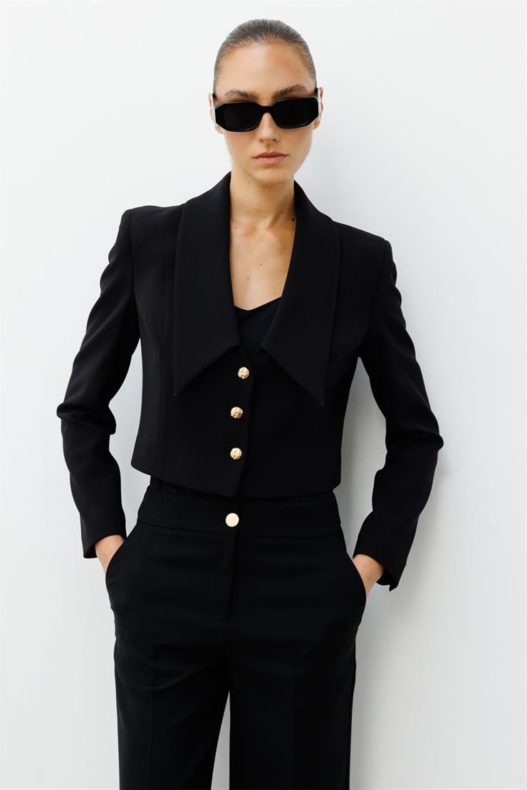 Modailgi  Kırlangıç Yaka Gold Düğme Detaylı Crop Ceket Siyah