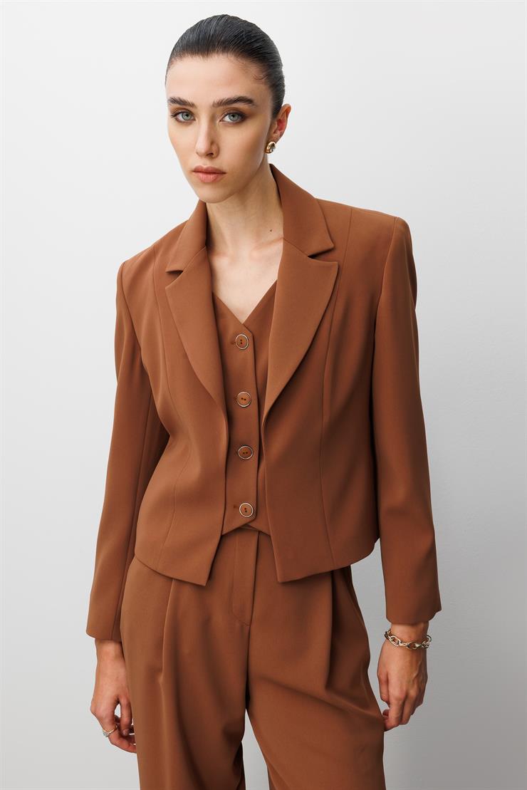 Modailgi  Kırlangıç Yaka Kuptan Kesik Yelek Detaylı Astarlı Kısa Ceket - 40030 Tarçın