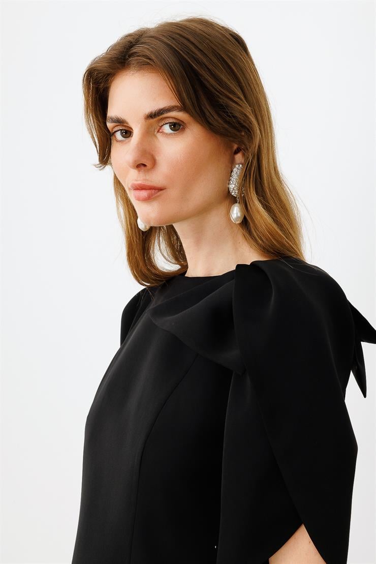 Modailgi  Kolları Pile Fiyonk Anvelop Detaylı Fermuar Kapamalı Bluz Siyah