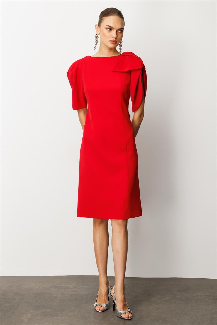 Modailgi  Kolları Pile Fiyonk Anvelop Detaylı Fermuar Kapamalı Kısa Elbise Kırmızı