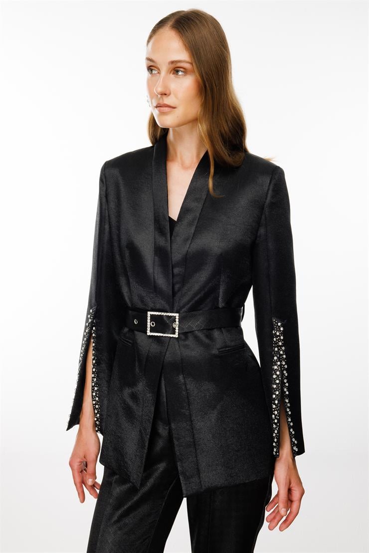 Modailgi  Kolları Taşlı ve Yırtmaçlı Belden Kuşaklı Jakarlı Ceket Siyah