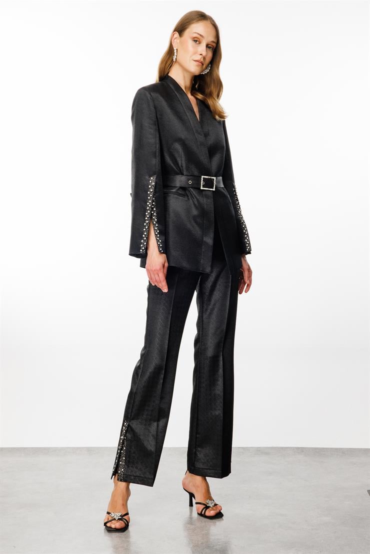 Modailgi  Kolları Taşlı ve Yırtmaçlı Belden Kuşaklı Jakarlı Ceket Siyah