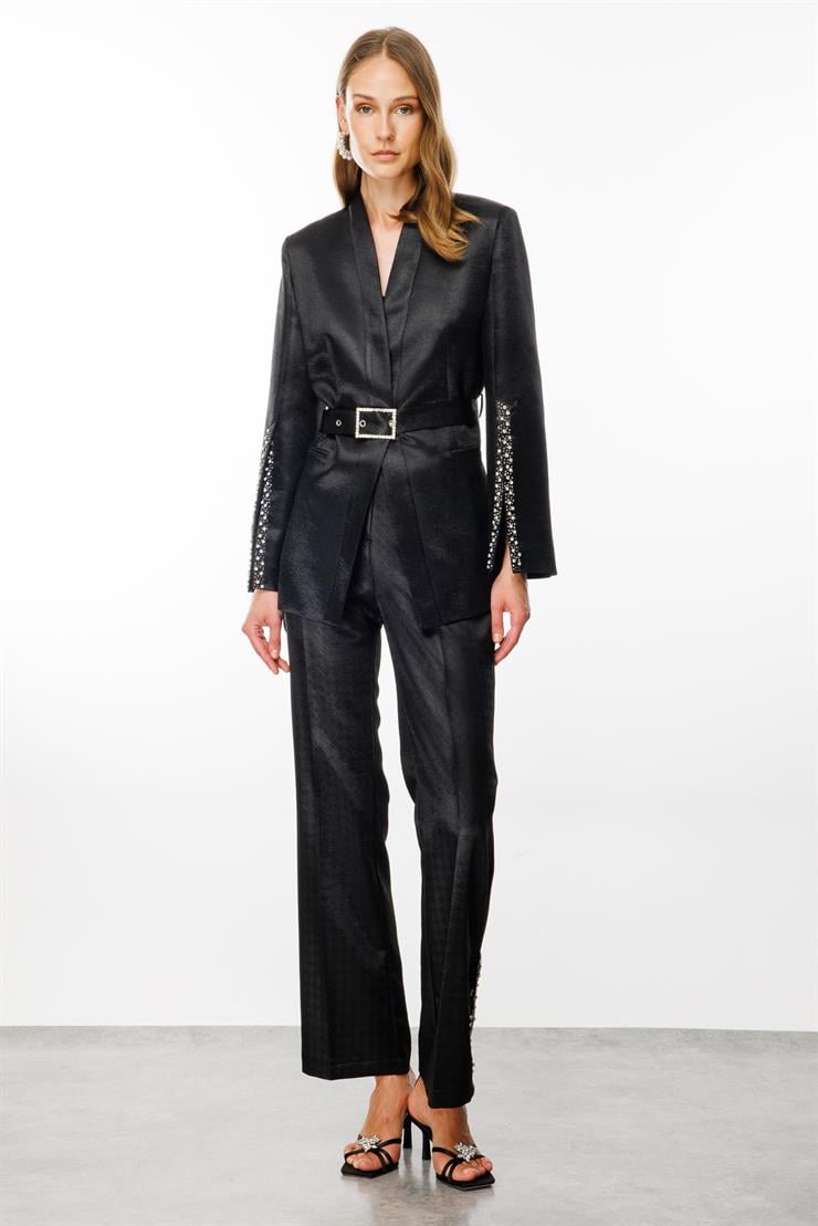 Modailgi  Kolları Taşlı ve Yırtmaçlı Belden Kuşaklı Jakarlı Ceket Siyah