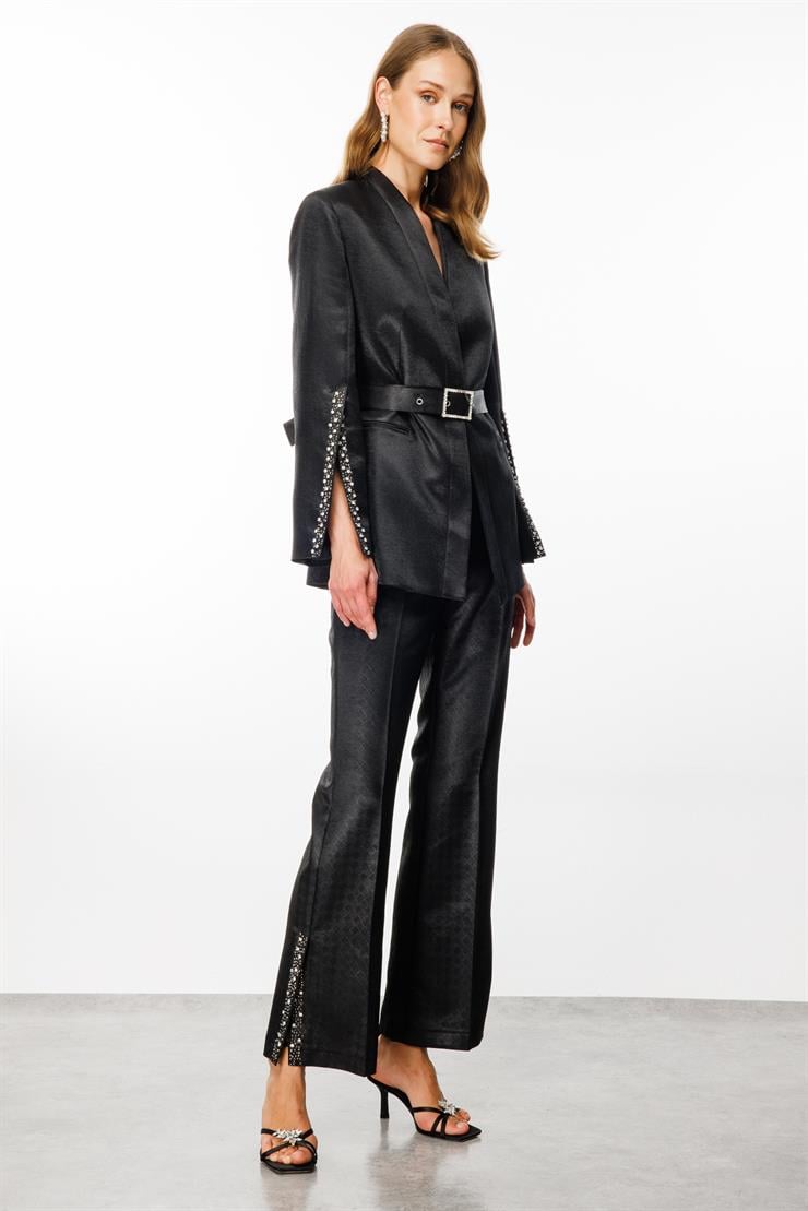 Modailgi  Kolları Taşlı ve Yırtmaçlı Belden Kuşaklı Jakarlı Ceket Siyah