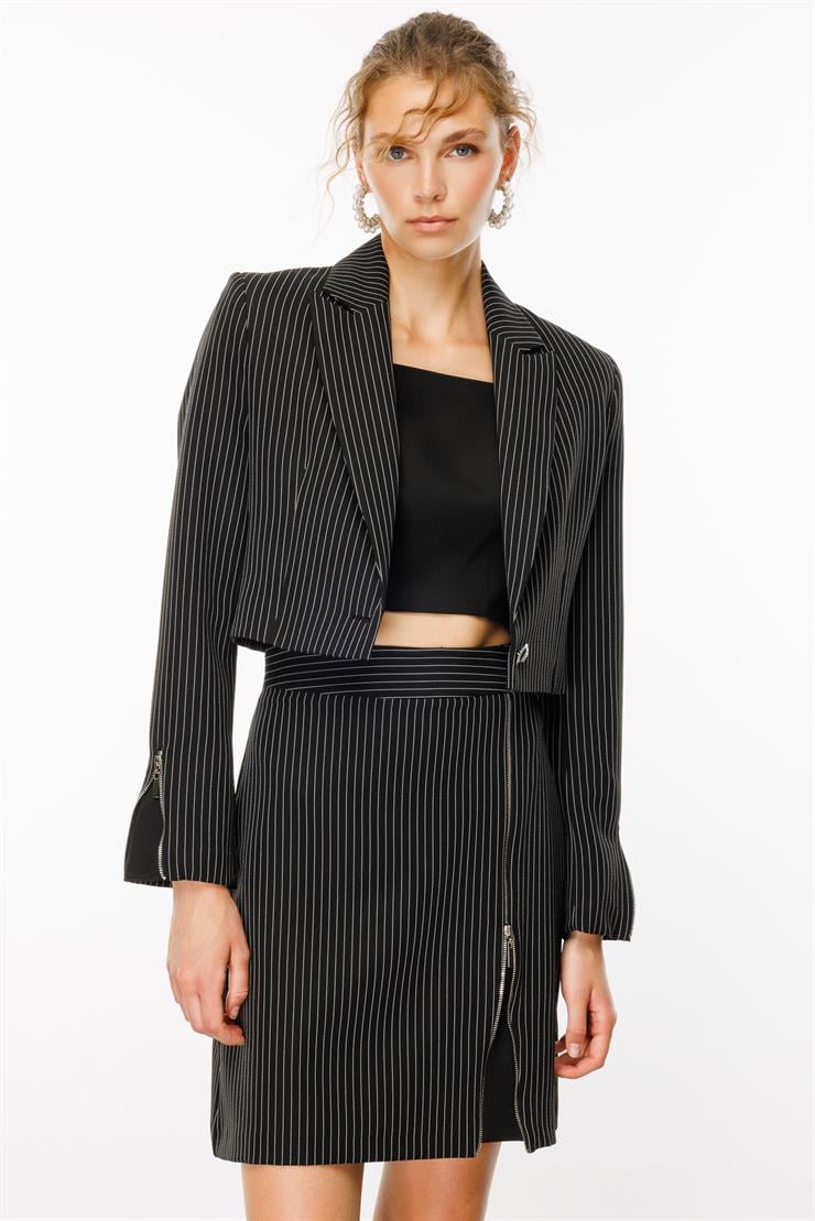 Modailgi  Kolları Yırtmaç Görünümlü Sivri Yaka Çizgili Crop Ceket Siyah