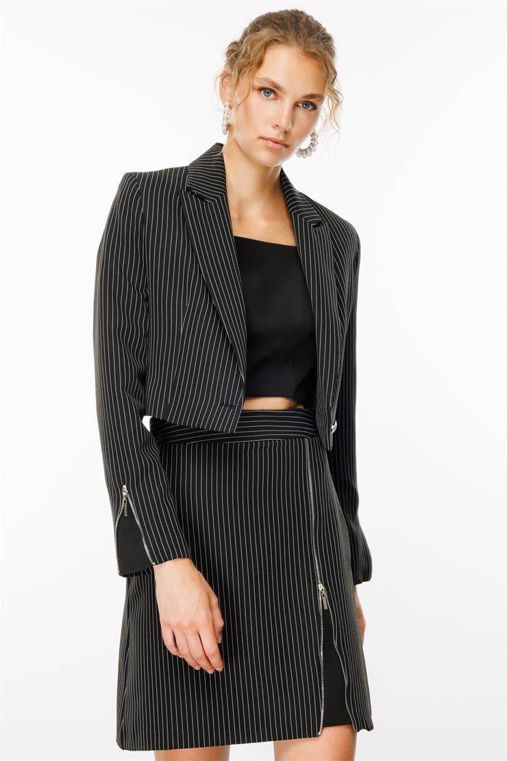 Modailgi  Kolları Yırtmaç Görünümlü Sivri Yaka Çizgili Crop Ceket Siyah