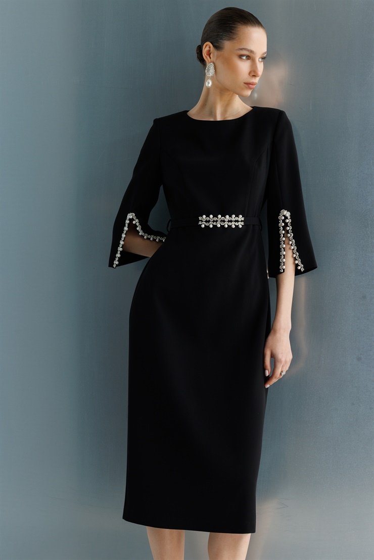 Modailgi  Kolları Yırtmaçlı İncili Aksesuarlı Beli Kemerli Elbise Siyah