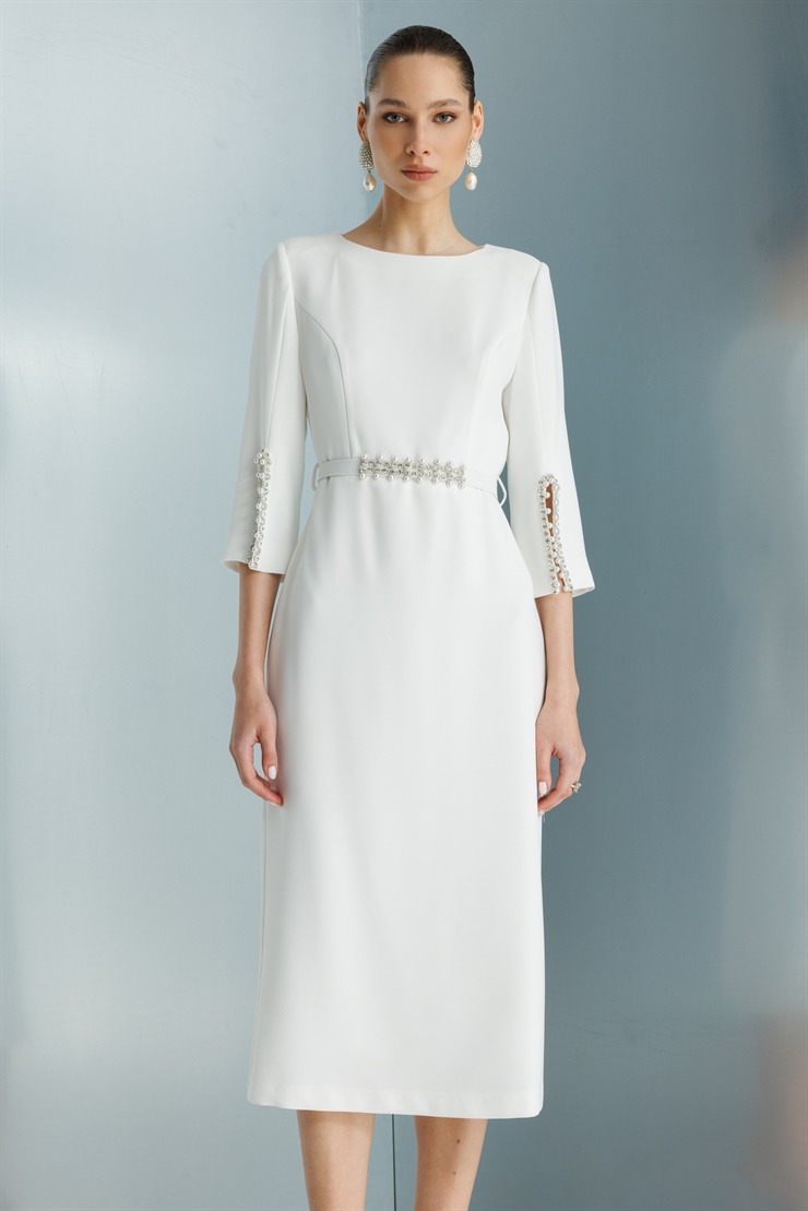 Modailgi  Kolları Yırtmaçlı İncili Aksesuarlı Beli Kemerli Elbise Ekru