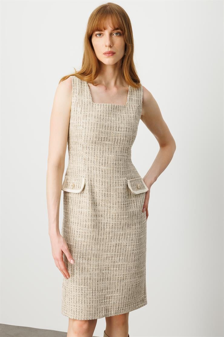 Modailgi  Kolsuz Kare Yaka Cep Kapakları Şerit Düğme Aksesuarlı Astarlı Elbise Bej