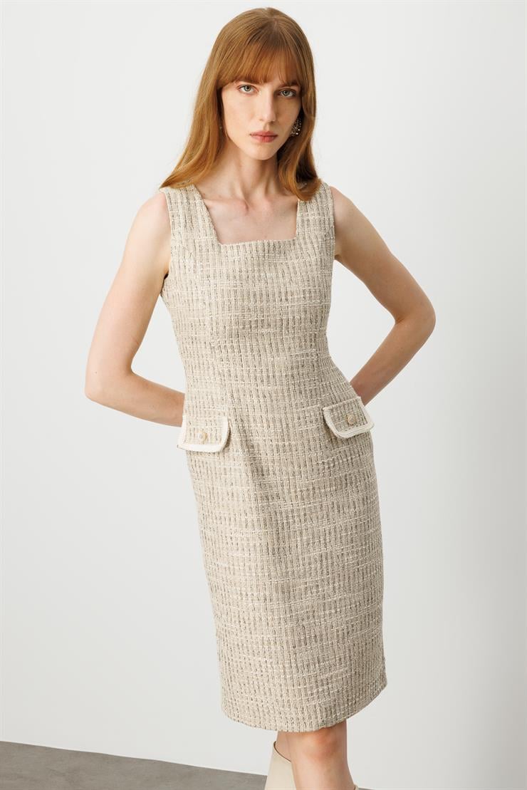 Modailgi  Kolsuz Kare Yaka Cep Kapakları Şerit Düğme Aksesuarlı Astarlı Elbise Bej