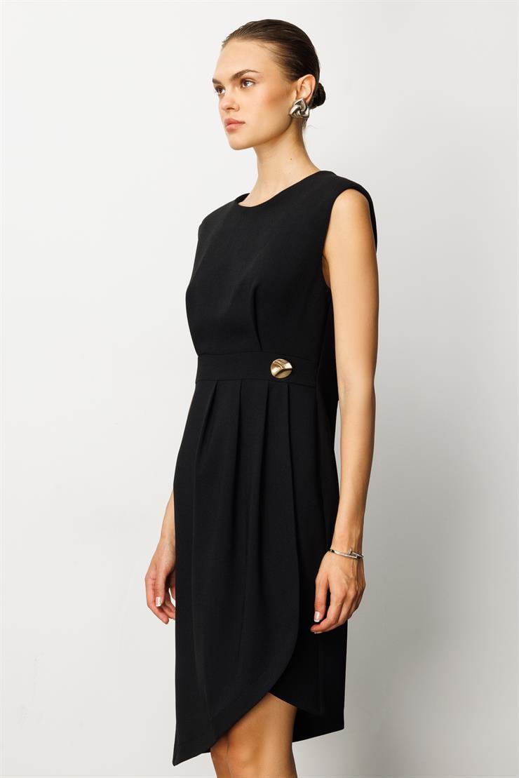 Modailgi  Kolsuz Pile ve Anvelop Detaylı Asimetrik Kesim Metal Aksesuarlı Kısa Elbise Siyah