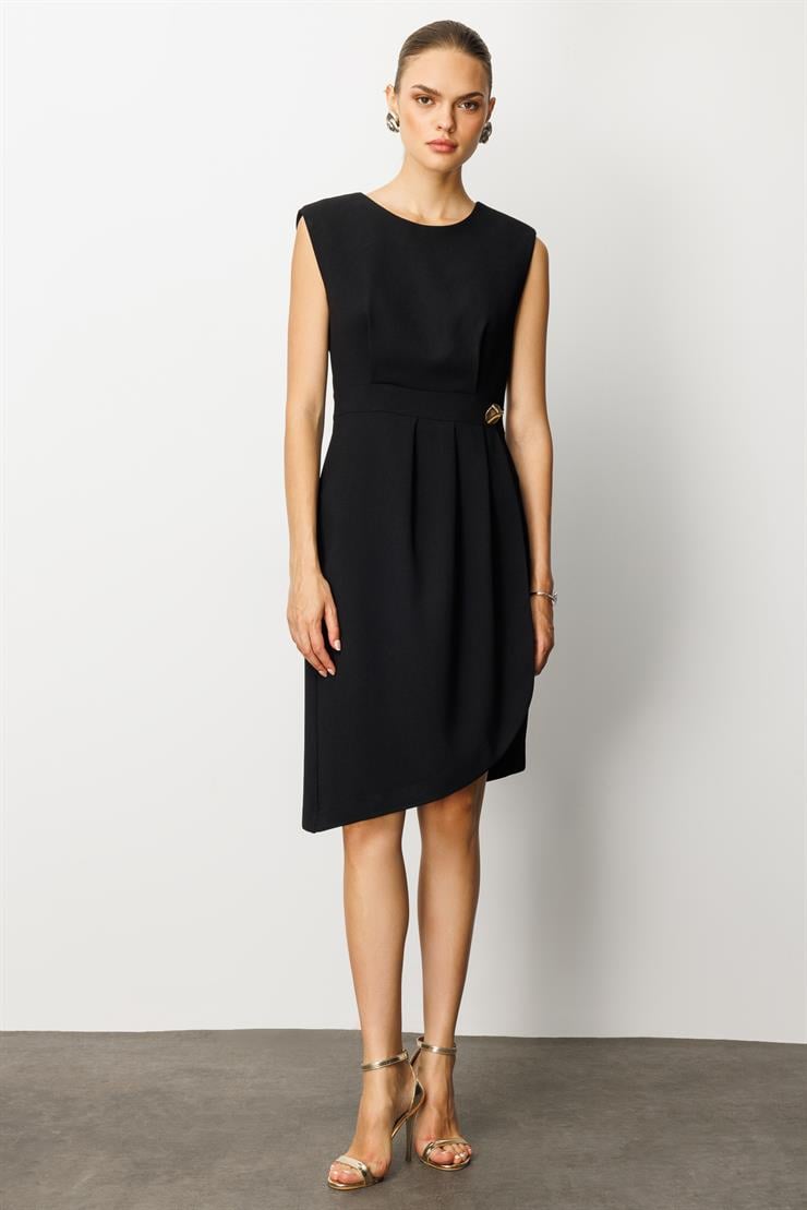 Modailgi  Kolsuz Pile ve Anvelop Detaylı Asimetrik Kesim Metal Aksesuarlı Kısa Elbise Siyah