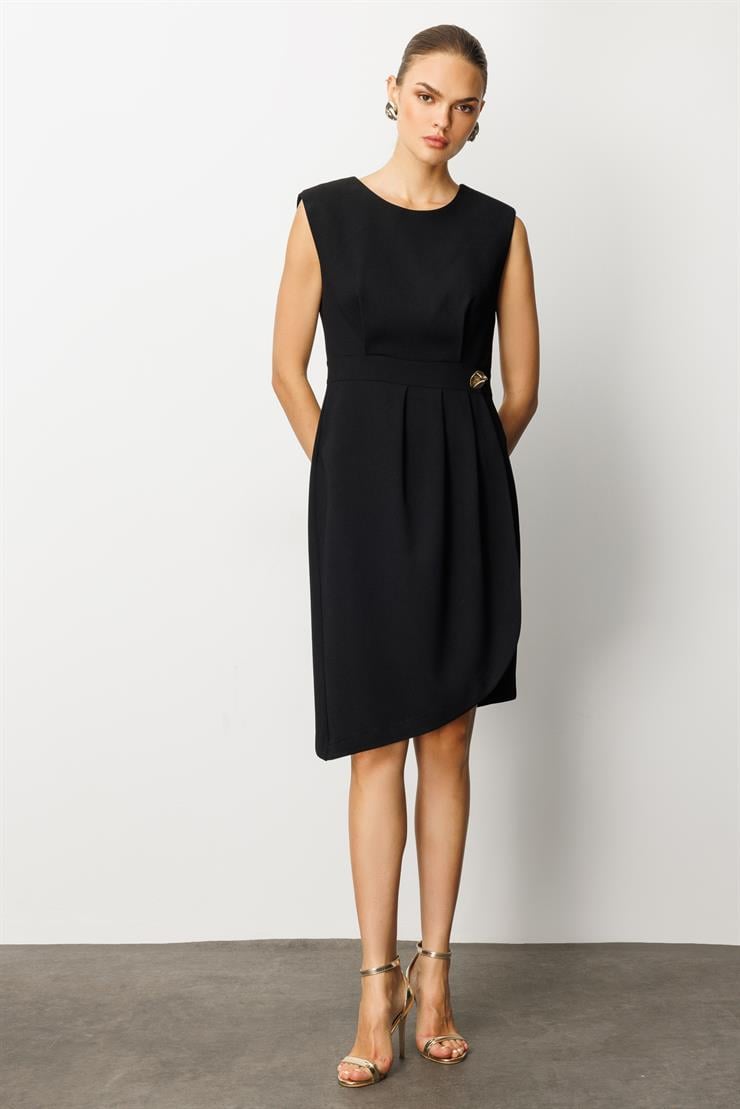 Modailgi  Kolsuz Pile ve Anvelop Detaylı Asimetrik Kesim Metal Aksesuarlı Kısa Elbise Siyah