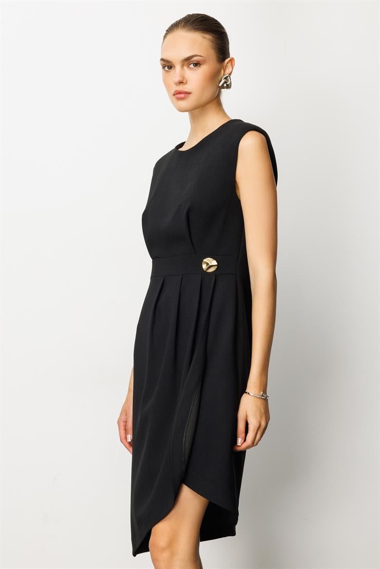 Modailgi  Kolsuz Pile ve Anvelop Detaylı Asimetrik Kesim Metal Aksesuarlı Kısa Elbise Siyah