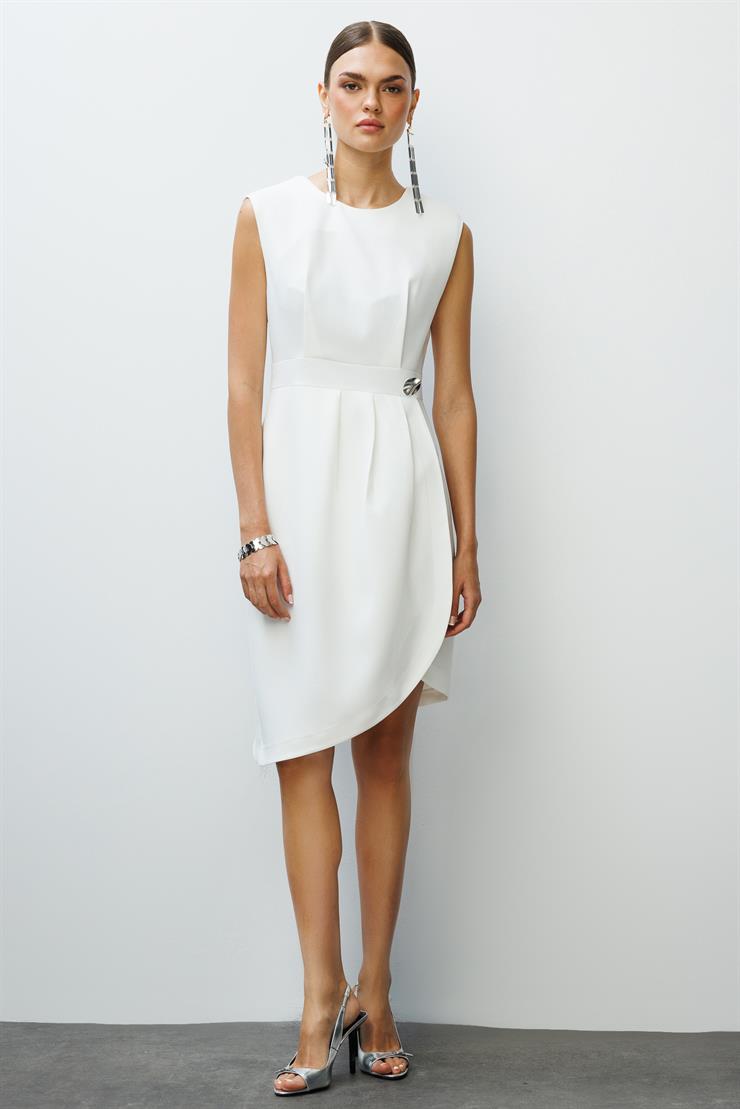Modailgi  Kolsuz Pile ve Anvelop Detaylı Asimetrik Kesim Metal Aksesuarlı Kısa Elbise Ekru