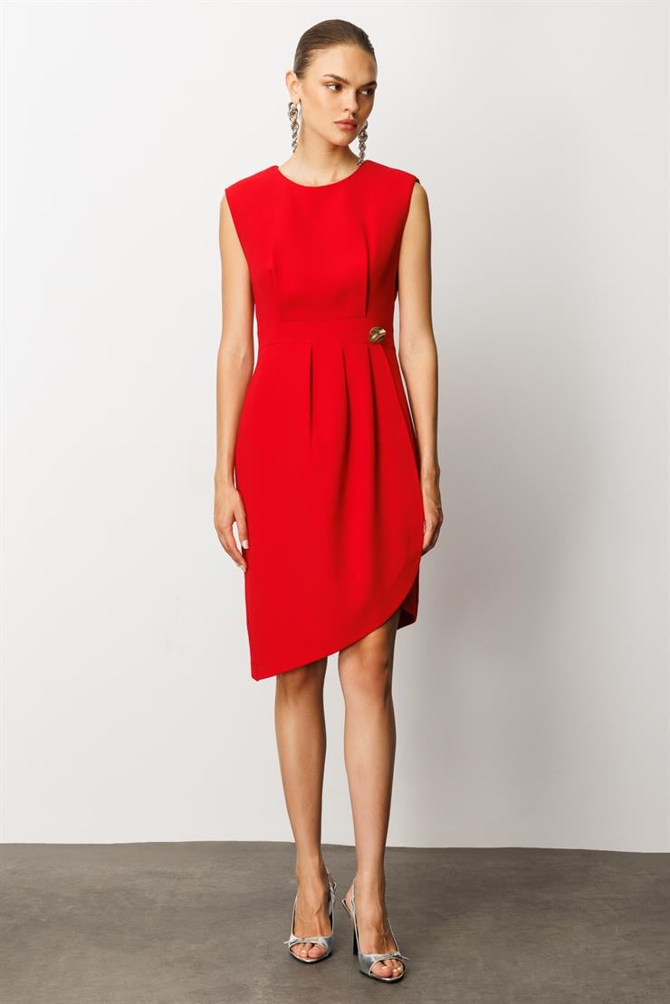 Modailgi  Kolsuz Pile ve Anvelop Detaylı Asimetrik Kesim Metal Aksesuarlı Kısa Elbise Kırmızı