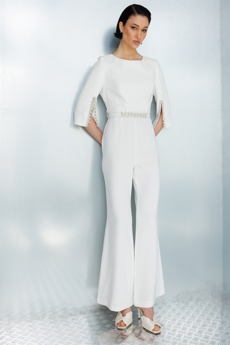 Modailgi  Kolu Yırtmaçlı İnci Aksesuar Detaylı Beli Kemerli Tulum Ekru