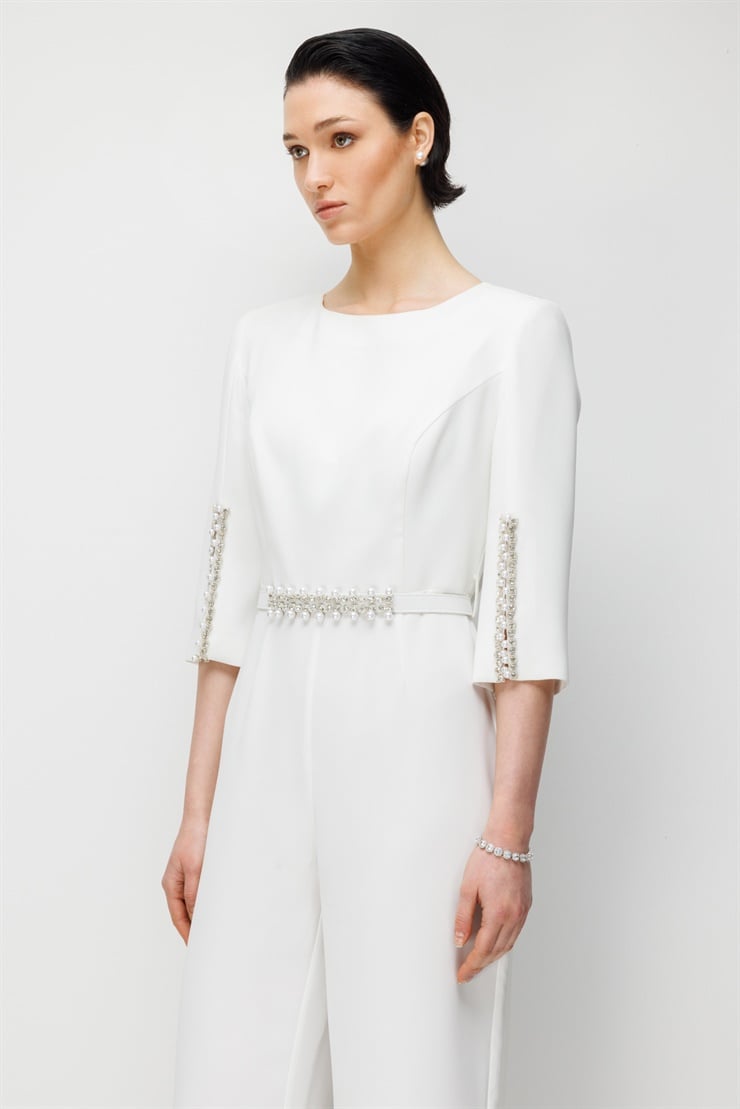 Modailgi  Kolu Yırtmaçlı İnci Aksesuar Detaylı Beli Kemerli Tulum Ekru