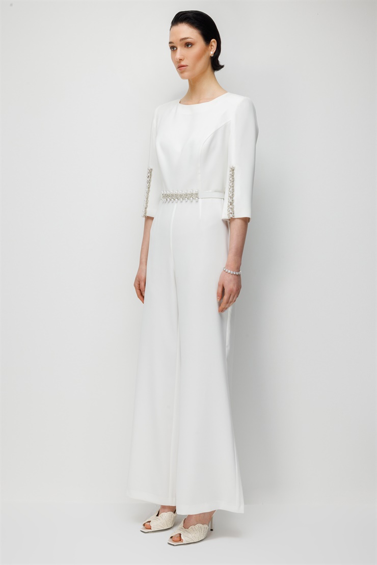Modailgi  Kolu Yırtmaçlı İnci Aksesuar Detaylı Beli Kemerli Tulum Ekru