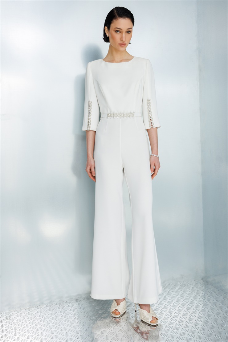 Modailgi  Kolu Yırtmaçlı İnci Aksesuar Detaylı Beli Kemerli Tulum Ekru