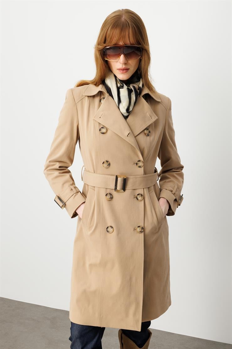 Modailgi  Kruvaze Kapamalı Beli Ve Kolları Kemer Kuşak Detaylı Spor Dikişli Astarlı Ara Boy Trençkot Camel