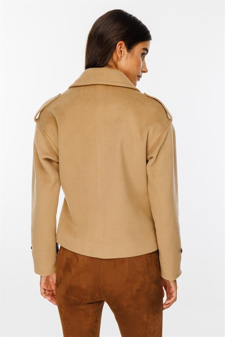 Modailgi  Kruvaze Kapamalı Deri Detaylı Kısa Kaşe Kaban Camel